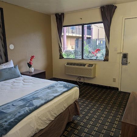 Southern Comfort Hotel Талса Экстерьер фото